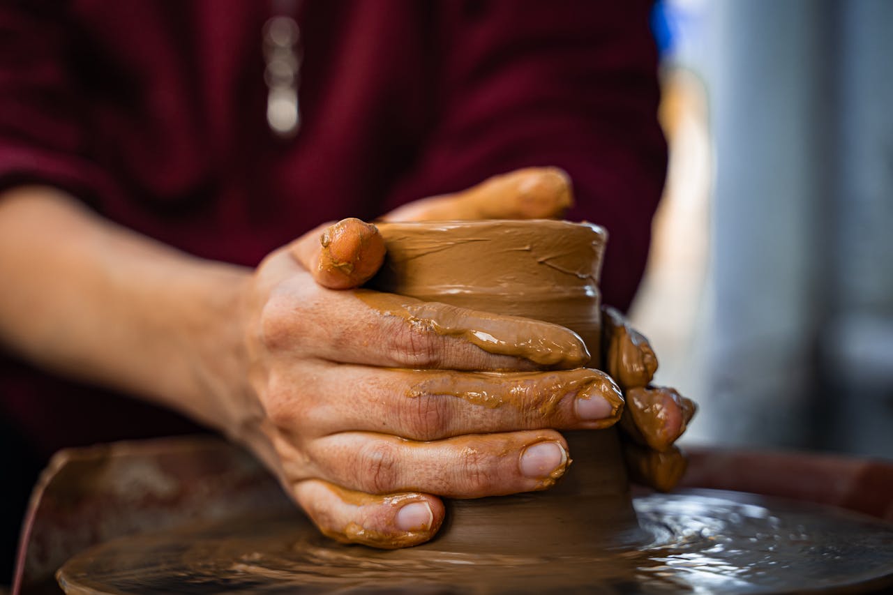 hero-img Artisan shaping clay pot on a pottery wheel in İznik, Türkiye.